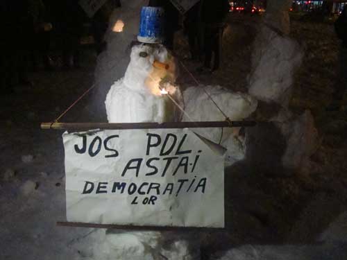 Foto Protest cu oameni de zapada in Baia Mare (c) eMM.ro